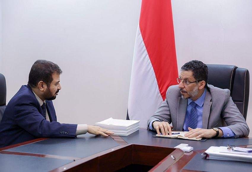 بن مبارك يتسلم من “الجهاز المركزي” تقارير مراجعة حسابات مصافي عدن وشركة الغاز بمأرب ومؤسسات أخرى