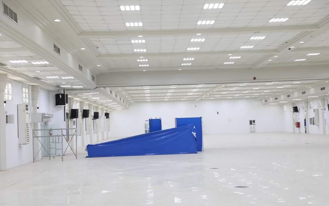المحافظ بن ماضي يطلع على جاهزية القاعة الكبرى بجامعة حضرموت لاحتضان معرض حضرموت الدولي للكتاب
