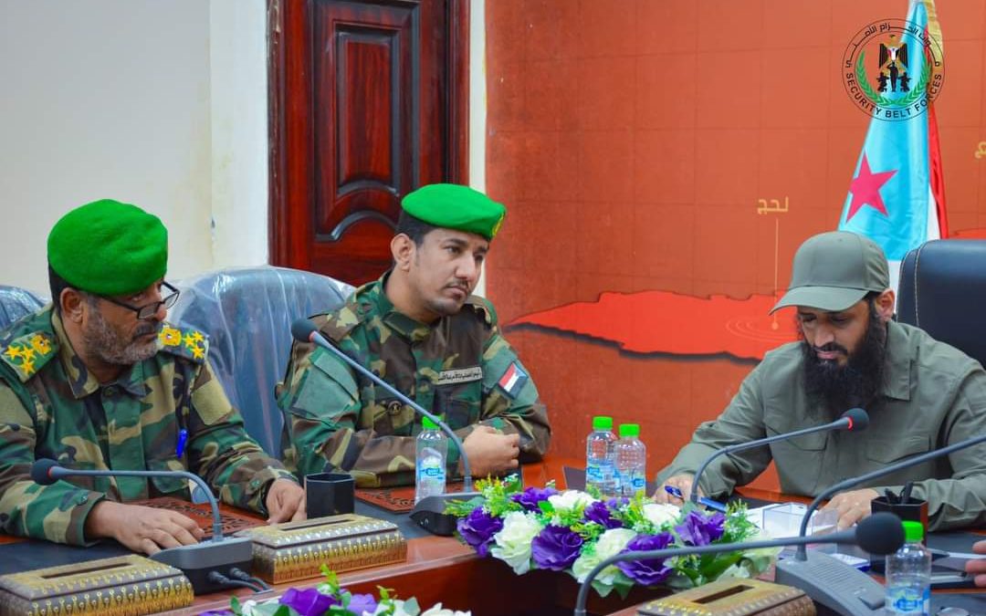 الوالي يترأس اجتماعًا بقادة عمليات الحزام الأمني ويشدد على أهميتها في القيادة والسيطرة