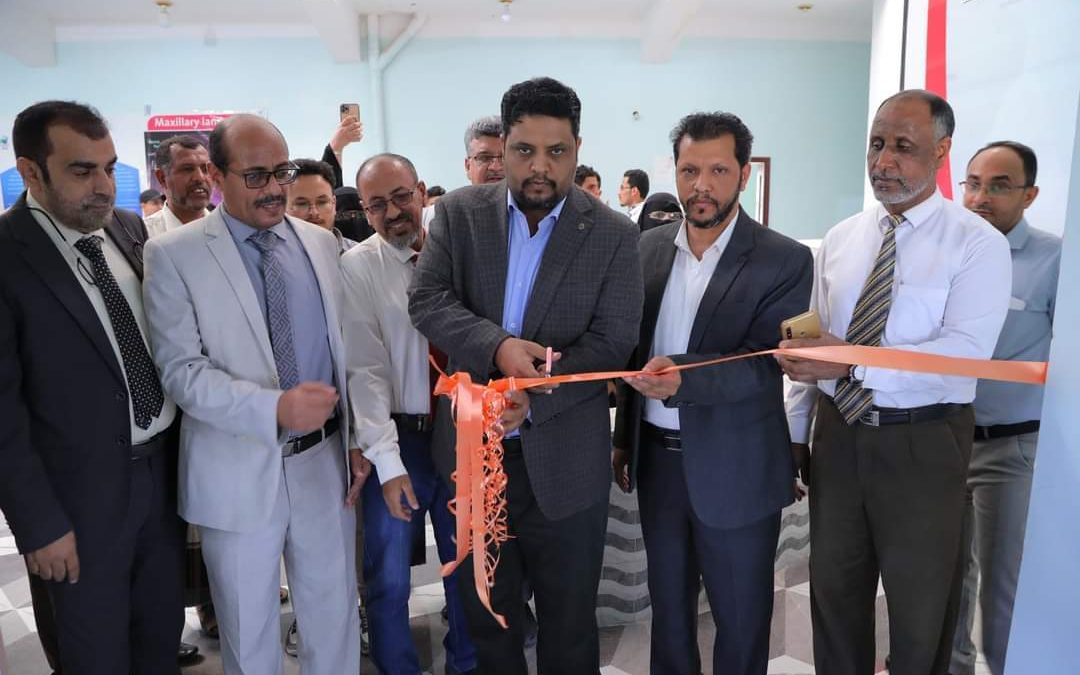 رئيس جامعة المهرة يفتتح مختبرات طب وجراحة الفم والأسنان بكلية العلوم التطبيقية والصحية