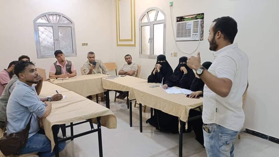 مؤسسة شباب أبين تنظم دورة تدريبية حول معايير العمل الإنساني