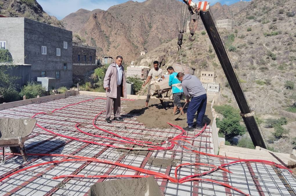 مدير عام يهر يافع يتفقد العمل في بناء ثلاثة فصول في مدرسة ٣٠ نوفمبر