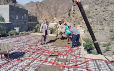 مدير عام يهر يافع يتفقد العمل في بناء ثلاثة فصول في مدرسة ٣٠ نوفمبر