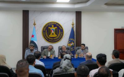 بتكليف من الرئيس الزُبيدي.. الفريق السياسي يلتقي بكادر الأمانة العامة لهيئة رئاسة المجلس