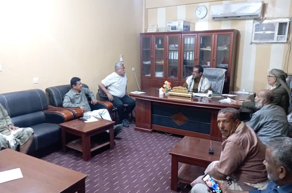 مدير عام خنفر “اليوسفي” يترأس إجتماع لمدراء الإدارات الإيرادية بالمديرية