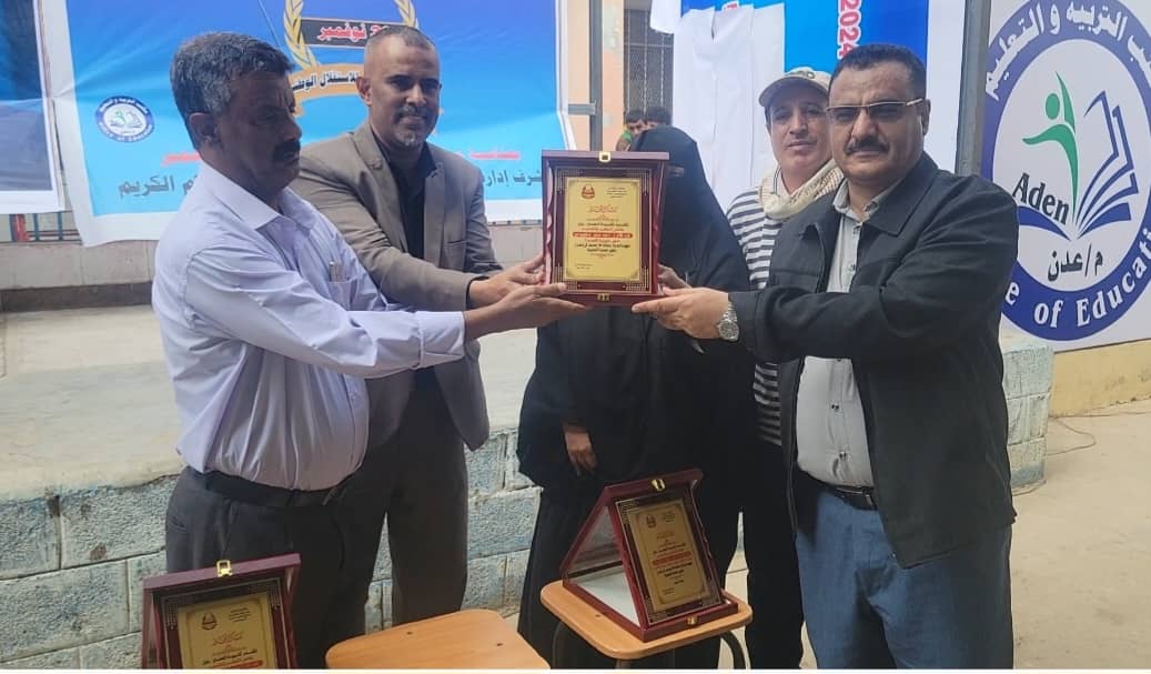 بمناسبة الذكرى ( 57 ) لعيد الإستقلال ( 30 ) من نوفمبر المجيد.. *وكيل عدن “مبجر” ومدير عام المنصورة يحضران الحفل الفني بثانوية النعمان للبنين*