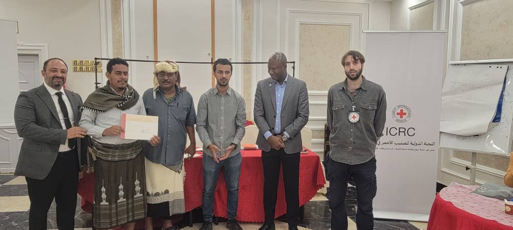 بالتنسيق مع حزام أبين.. الصليب الأحمر ينظم دورة تدريبية لكواد التوجية متخصصة بالقانون الإنساني.
