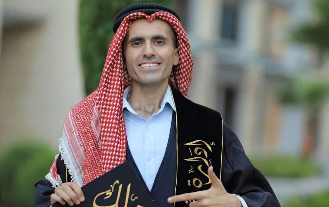 وفاة الناشط الأردني أيمن العلي الملقب بـ”ملك جمال الأردن” بعد صراع مع مرض السرطان