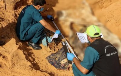 مأساة إنسانية في ليبيا: العثور على 54 جثة في مقبرة جماعية والسلطات تفتح تحقيقًا