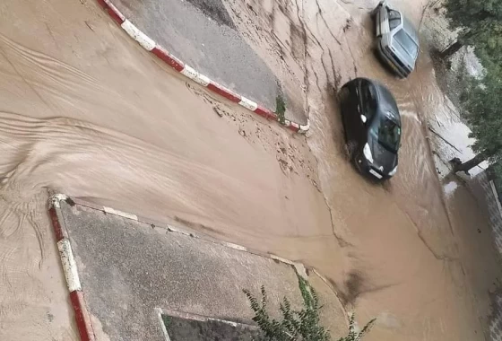 أمطار رعدية وسيول تغمر أحياء سكنية في ولاية البويرة بالجزائر