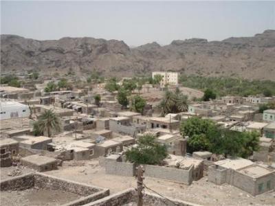 عصابة مسلحة تهاجم منزلًا وتوقع قتيلًا وإصابة آخر في لحج