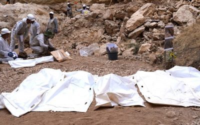 عشرات الرفات بزي كردي.. فتح مقبرة جماعية جنوبي العراق