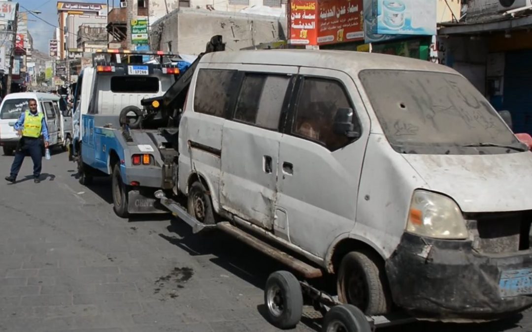 حملة لرفع العوائق والمركبات المتهالكة في مديرية صيرة