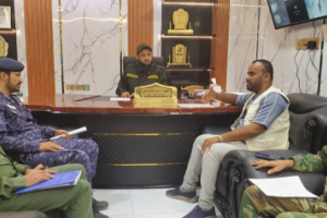 مدير أمن لحج يناقش مع منظمة “هاندي كاب” تنفيذ أنشطة التخلص من الذخائر المتفجرة