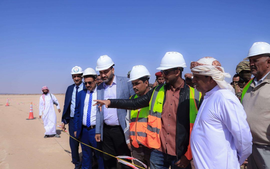 فريق التواصل وتعزيز الوعي السياسي في المجلس الانتقالي الجنوبي يزور مشروع محطة الطاقة الشمسية بشبوة