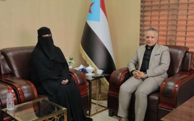 اليافعي يلتقي الفنانة التشكيلية نادية المفلحي وفريق المزاد الخيري للوحة (حنين)