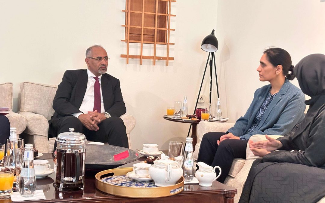 الرئيس الزُبيدي يبحث مع سفيرة المملكة المتحدة مستجدات الأوضاع الإنسانية والسياسية في بلادنا