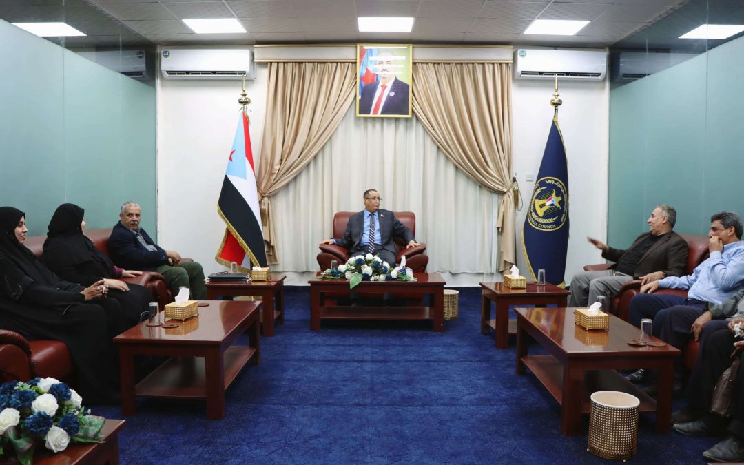 الدكتور الخُبجي يستقبل فريق التواصل وتعزيز الوعي السياسي لدى محافظة الضالع ويشيد بنجاحهم