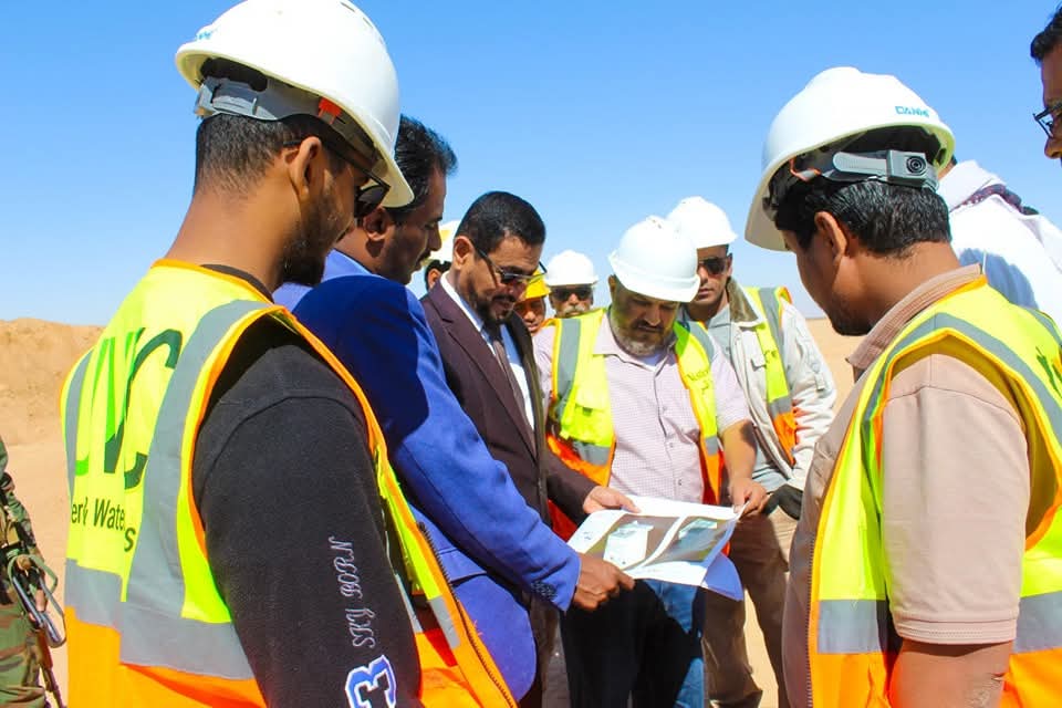 وكيل شبوة يتفقد سير العمل في مشروع محطة الطاقة الشمسية الاستراتيجي بالمحافظة
