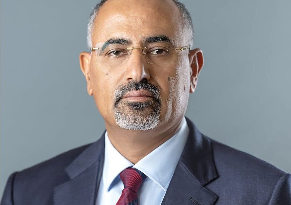 الرئيس الزُبيدي يُعزَّي الشيخ محمد صالح الأنعمي بوفاة نجله ملهم