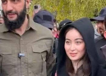 أحمد الشرع مع فتاة سورية يتصدر واجهة الأخبار الرئيسة في وسائل الإعلام العربية والعالمية