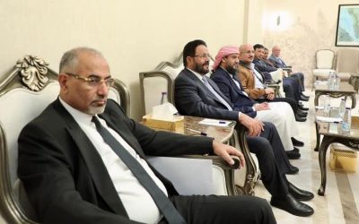 رئيس واعضاء مجلس القيادة يستقبلون سفراء مجموعة بي 3+ 2