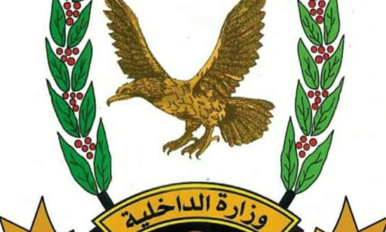السلطات الأمنية في مديرية دوعن تلقي القبض على عصابة قامت بسرقة محل تجاري في رباط باعشن
