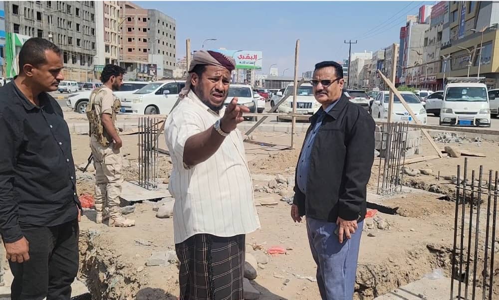 *برعاية وزير الدولة – محافظ العاصمة عدن – أحمد حامد لملس..*  *مدير عام المنصورة يدشن إنشاء حديقتين جديدتين في شارع التسعين*