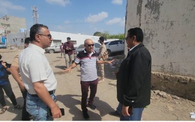 *مدير عام المنصورة يتفقد مشروع الرصف الحجري بمنطقة ريمي*