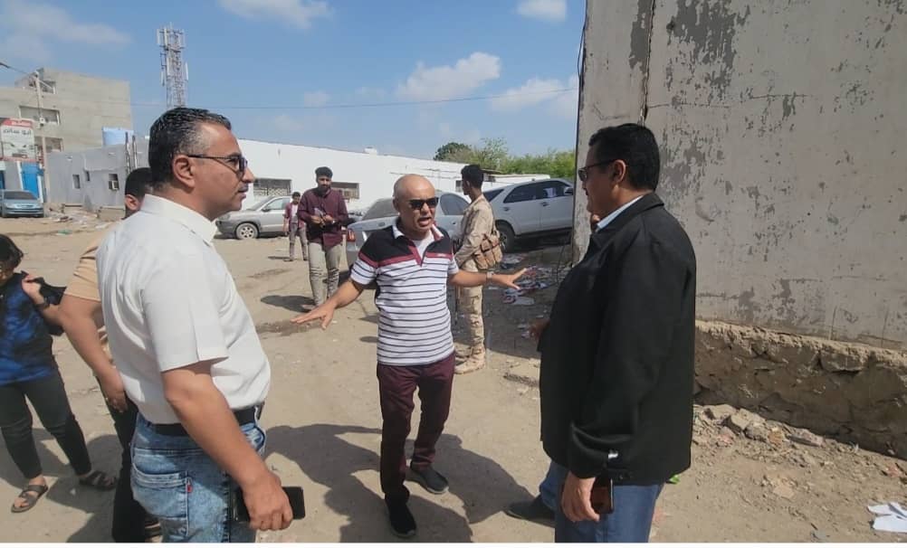 *مدير عام المنصورة يتفقد مشروع الرصف الحجري بمنطقة ريمي*