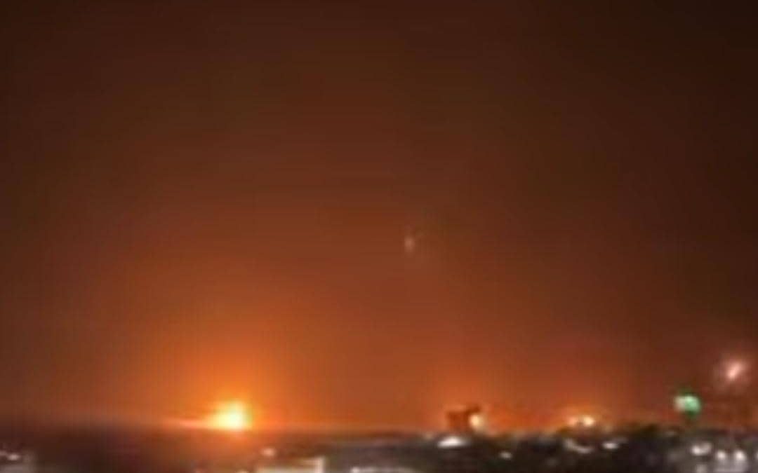 اسرائيلُ تفشلُ مرة أخرى باعتراضِ صاروخٍ قادمٍ من اليمن ضربَ قلبَ تل ابيب