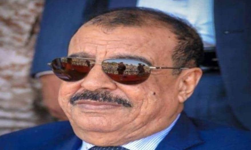 اللواء بن بريك يُعزّي في وفاة علوي مشهور الكاف