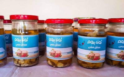 امرأة تطلق مشروعا استثماريا لصناعة “التونة” في “بروم” بحضرموت