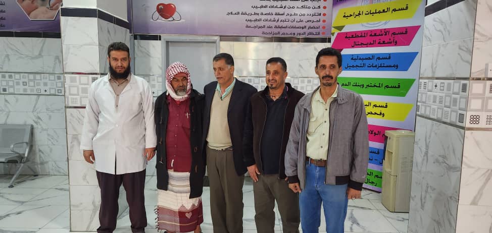 مدير عام يهر يزور الطالب صالح عبدالله حسن في مستشفى طيبة بلبعوس يافع .