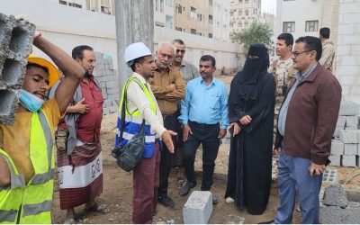 بتكلفة ( 100 ) ألف دولار..  *مدير عام المنصورة يتفقد مشروع تركيب منظومة الطاقة الشمسية بجمع خديجة بنت خويلد التعليمي “للبنات”*