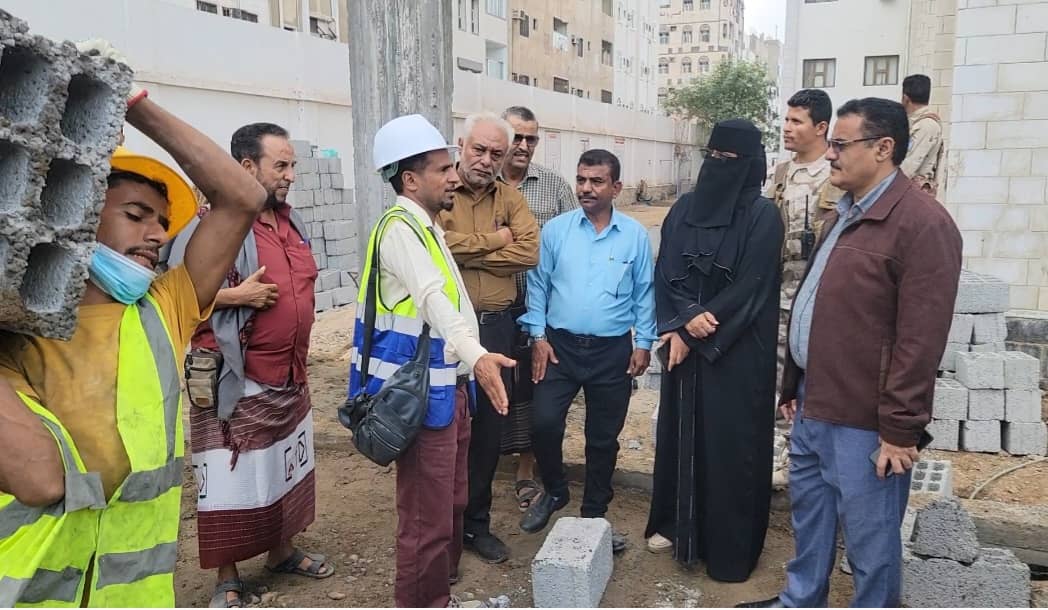بتكلفة ( 100 ) ألف دولار..  *مدير عام المنصورة يتفقد مشروع تركيب منظومة الطاقة الشمسية بجمع خديجة بنت خويلد التعليمي “للبنات”*