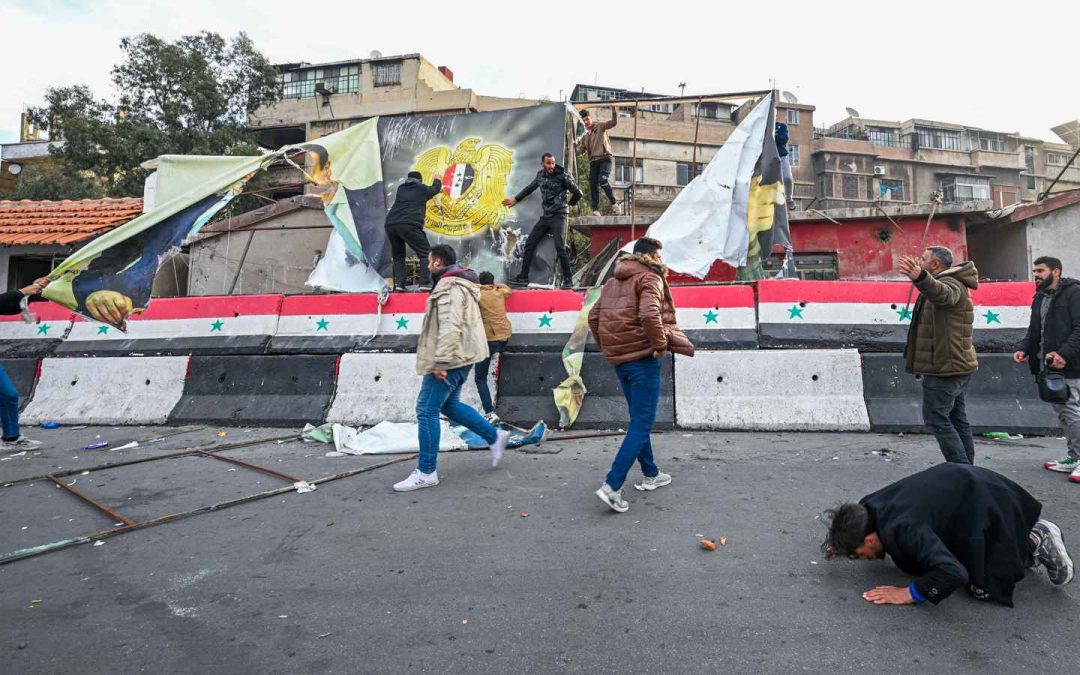 لحظات أسقطت حكماً امتد لعقود.. هذا ما حصل في دمشق