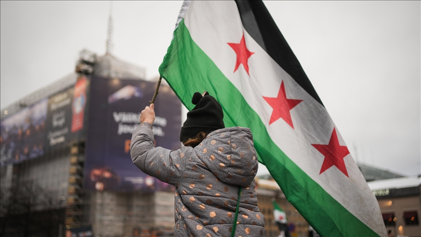 إنزال علم نظام البعث من سفارة سوريا في موسكو