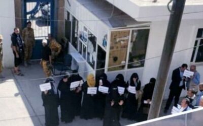 الحوثيون يحيلون خمس موظفات للتحقيق بعد احتجاجهن على الفساد