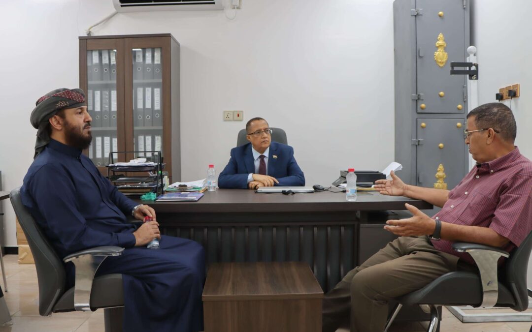 الخُبجي يطّلع على سير عمل مستشفى عدن التعاوني الخيري وأفران عدن الخيرية