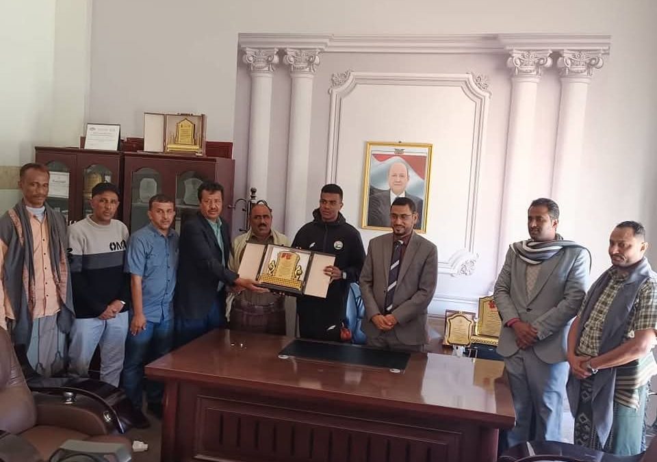 السلطة المحلية بمحافظة شبوة تكرّم الكابتن ممدوح بن عجاج عقب مشاركته في خليجي 26