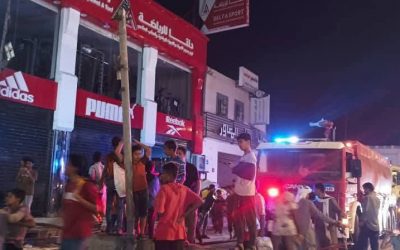 الدفاع المدني بالعاصمة عدن يخمد حريقا في محل تجاري.