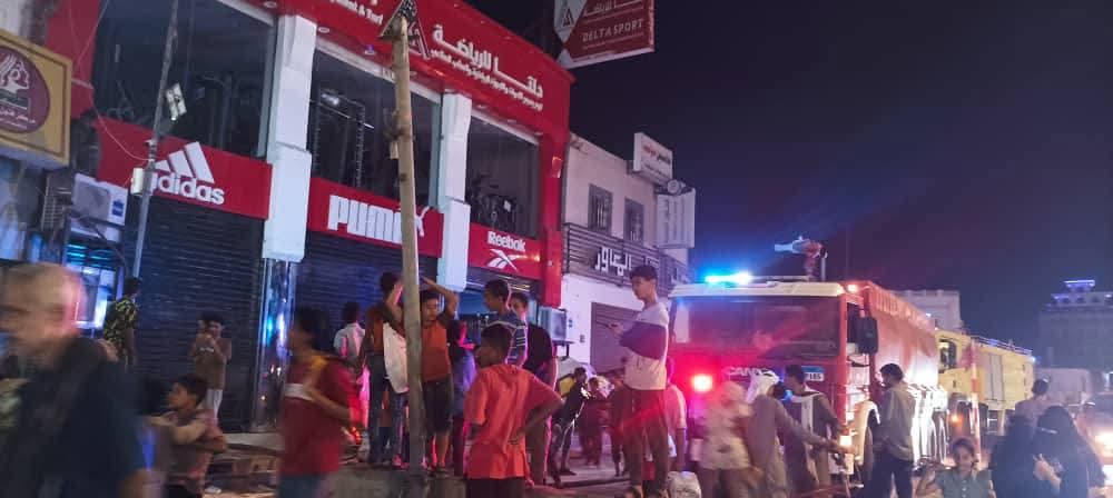 الدفاع المدني بالعاصمة عدن يخمد حريقا في محل تجاري.