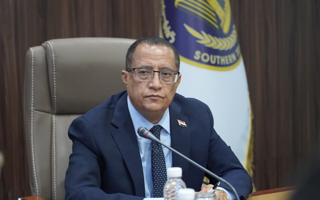 الدكتور الخُبجي يطلع على نتائج زيارة فريق التواصل لمحافظة أبين ويؤكد أهمية البناء على نجاحاتها الميدانية