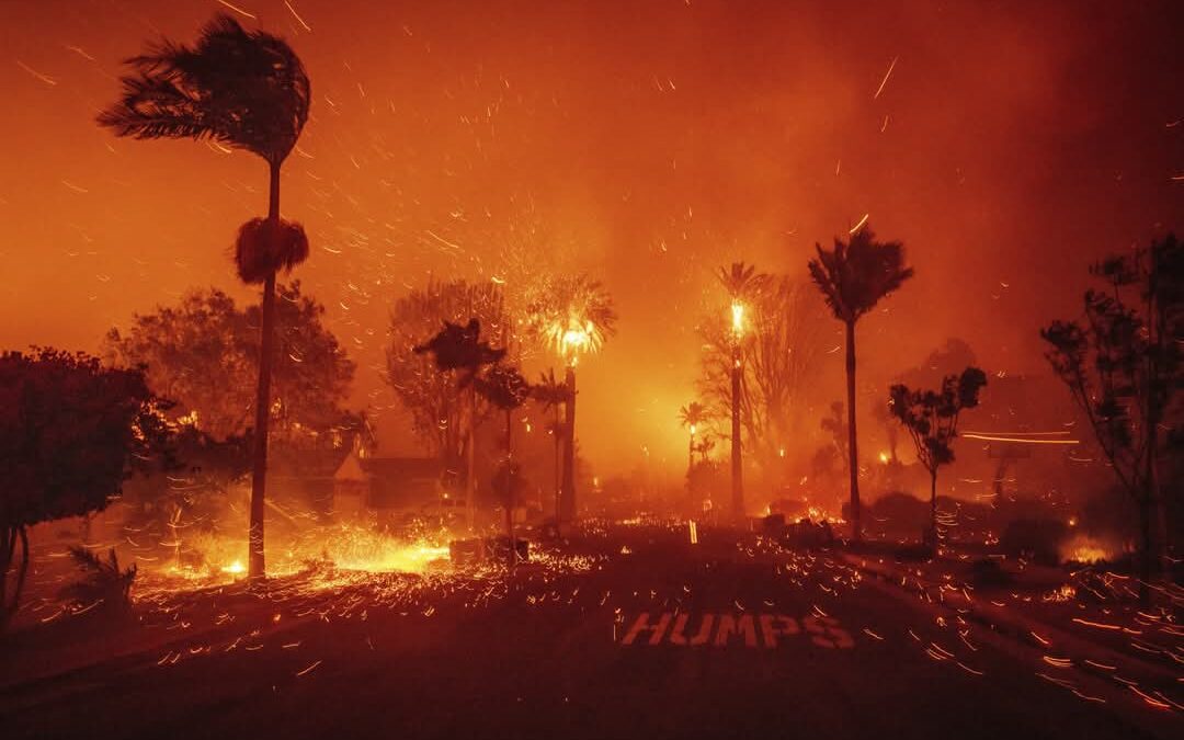مقتل 10 أشخاص على الأقل وإجلاء نحو 180 ألف شخص من حرائق الغابات في منطقة لوس أنجلوس