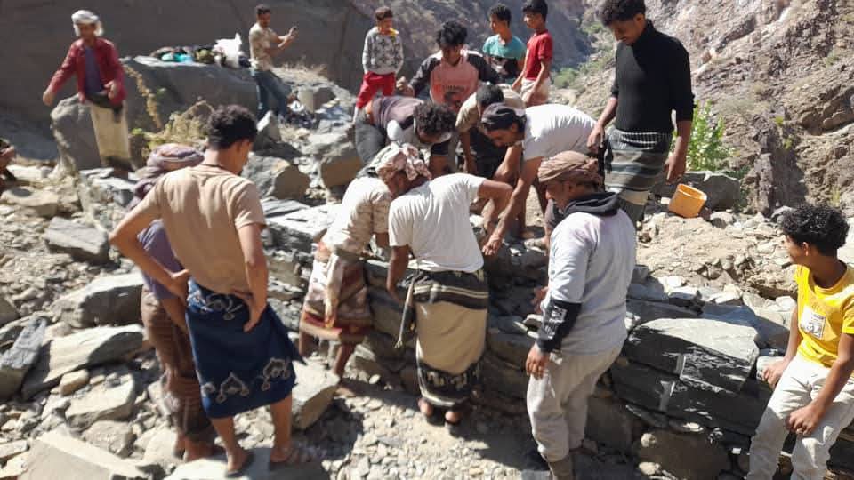 أبناء حمة يافع ينفذون عدد من المبادرات التطوعية في طريق رهوة الفلاح
