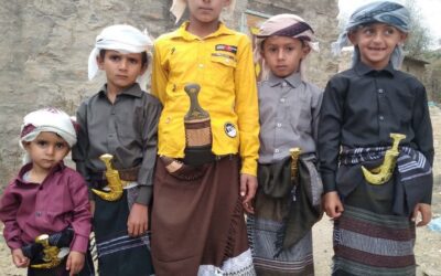 أطفال بعمر الزهور يبادرون للحفاظ على الزي اليافعي ويشحذون همم الكبار