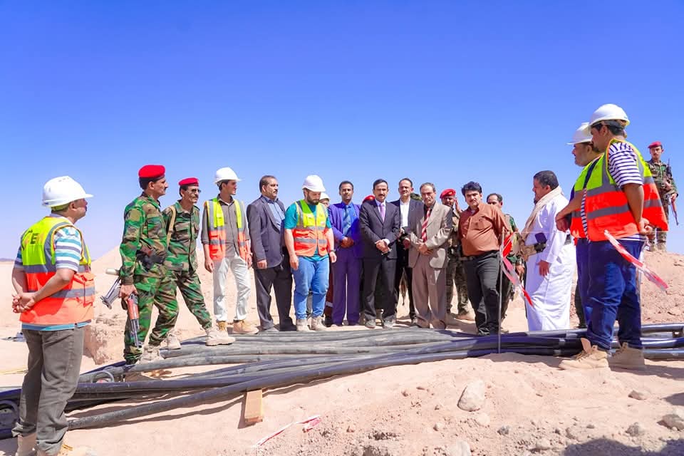 المحافظ بن الوزير يدشن المحطات الفرعية وأعمدة الألواح الشمسية لمشروع الطاقة الاستراتيجي