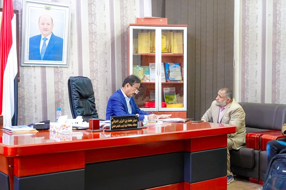 المحافظ بن الوزير يوجّه بصرف إكرامية لأسر الشهداء ويوجه باستكمال اعتماد جميع شهداء المحافظة
