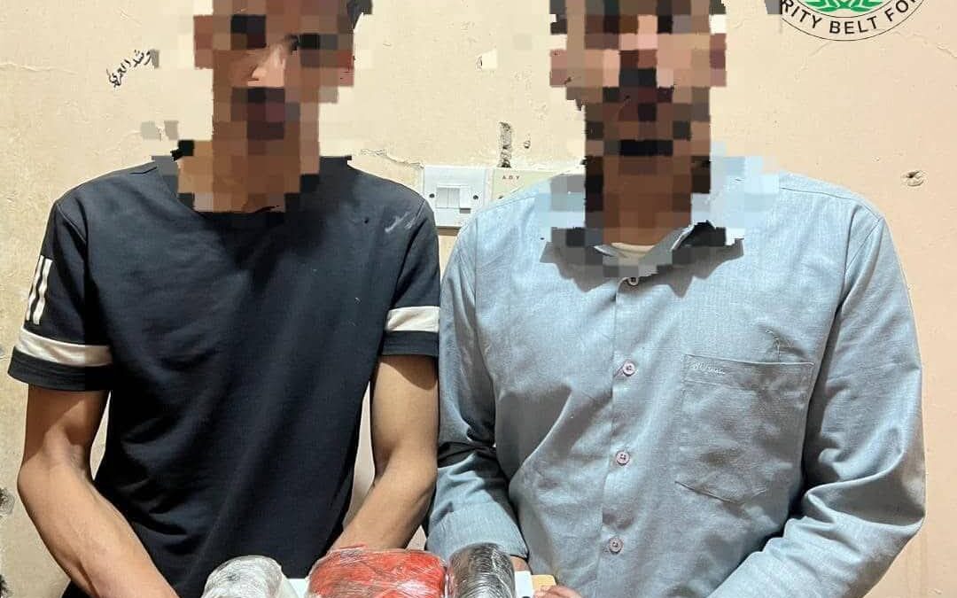 قوات الحزام الأمني تضبط شخصين بحوزتهما 2 كيلو من الحشيش المخدر غرب عدن